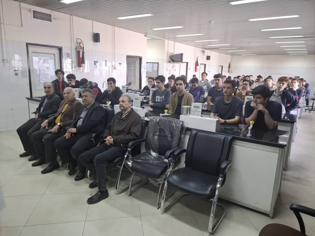 حضور دانش آموزان رشته تجربی در آزمایشگاه دانشکده پزشکی تبریز